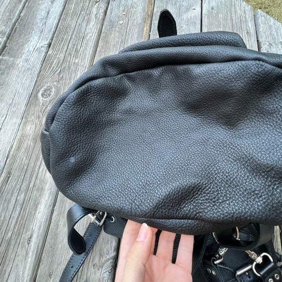 COPY - Vintage ROOTS CANADA Pebbled Leather Large Black Buckle drawstring backp… - Picture 13 of 16